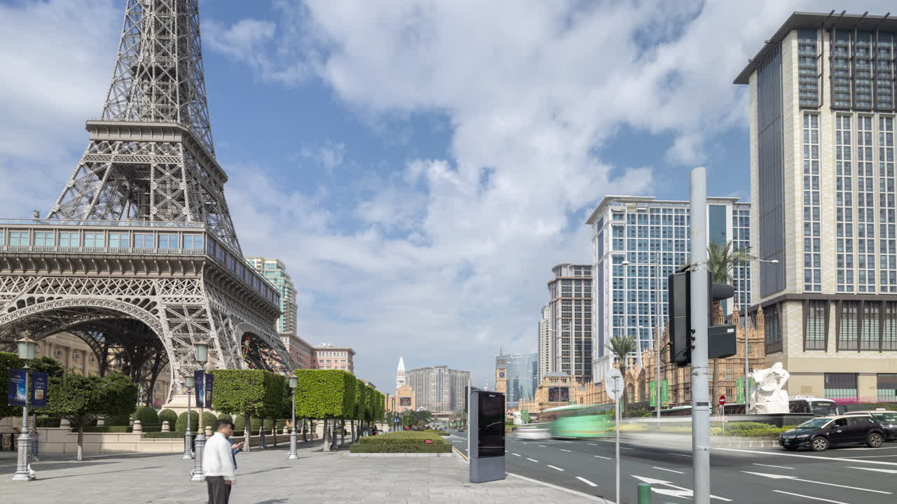 Time-lapse della Torre Eiffel del Parisian Macao e di una strada cittadina.