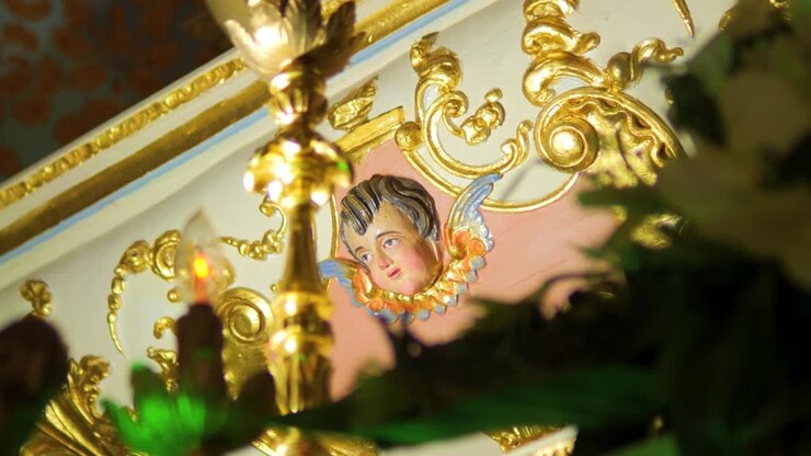Altar de iglesia cristiana con Santos, Ángeles y detalles de arte sacro dorado.