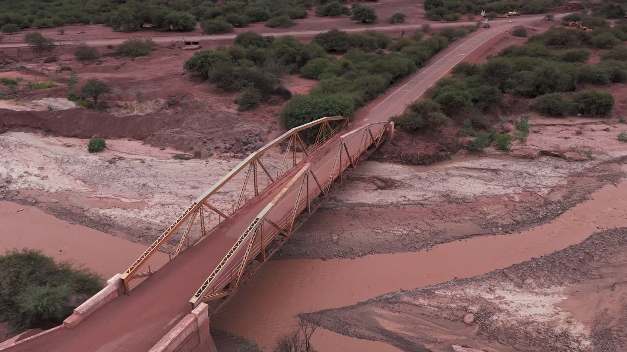 un viejo puente que cruza un lecho de río seco en la ruta 68, quebrada de las conchas, salta, argentina, vista aérea