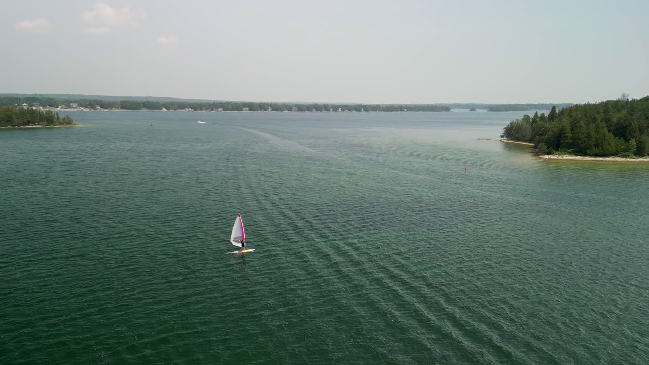 vista aérea de la órbita de un windsurfista en el lago huron, islas les cheneaux, michigan