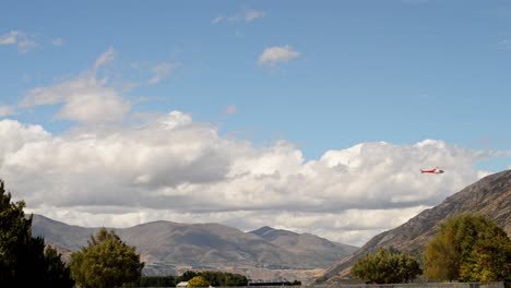 Hubschrauber-überquert-Den-Statischen-Rahmen-Mit-Wolken-Und-Bergen-Im-Hintergrund