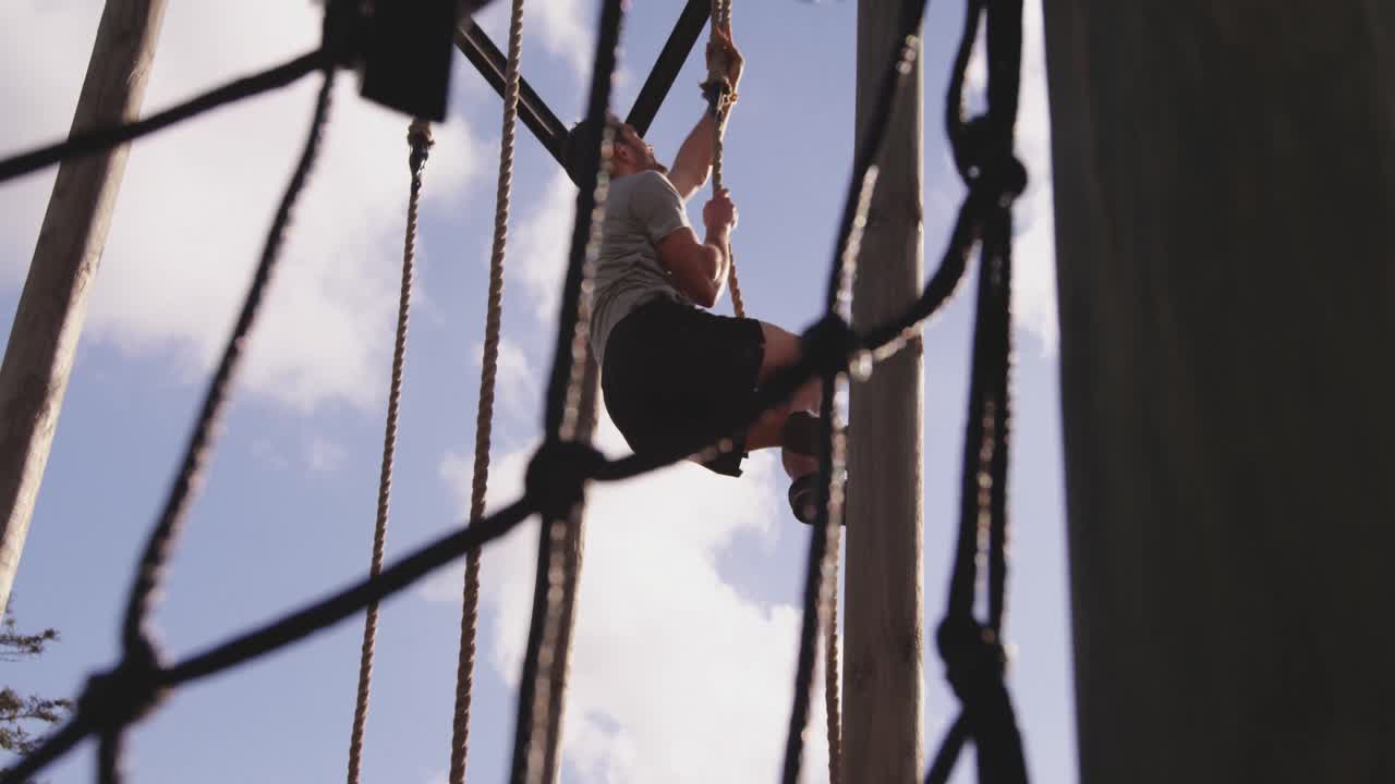 joven entrenando en un campamento de gimnasia al aire libre