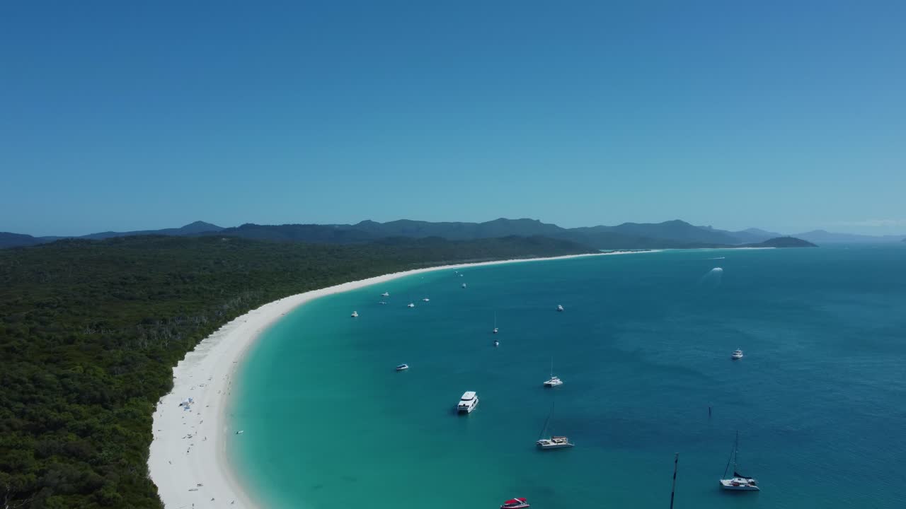 Spiaggia di sabbia bianca immacolata sulle coste tropicali delle Whitsundays, Australia