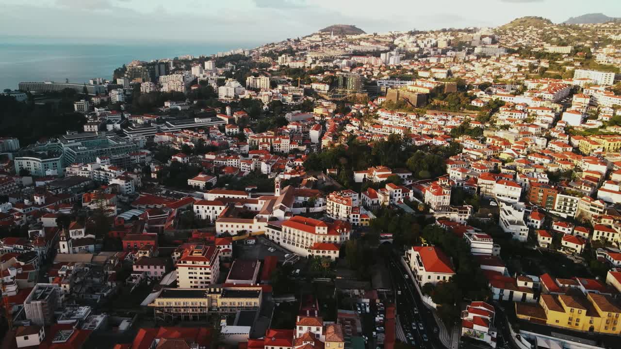 마데라 섬의 funchal 도시 위를 날아다니는 공중 촬영
