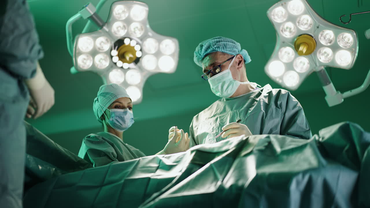 equipo quirúrgico que realiza la operación