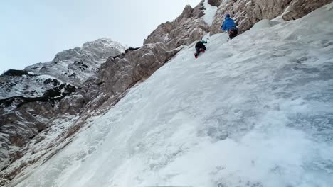 Escalada-En-Hielo-En-Eslovenia-En-Los-Alpes-Julianos-Y-El-Parque-Nacional-Triglav