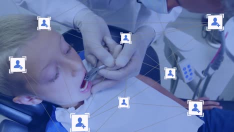 Netzwerk-Digitaler-Symbole-über-Einem-Kaukasischen-Jungen,-Der-In-Der-Klinik-Seine-Zähne-Untersuchen-Lässt
