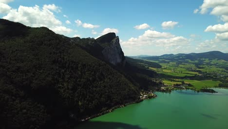 vista aérea del lago mondsee a lo largo de la costa de sankt lorenz, austria