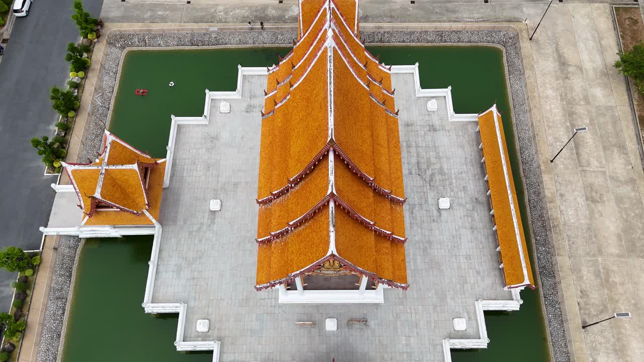 las imágenes de drones capturan una serena vista aérea de un templo budista en phuket, mostrando su arquitectura y el paisaje circundante.