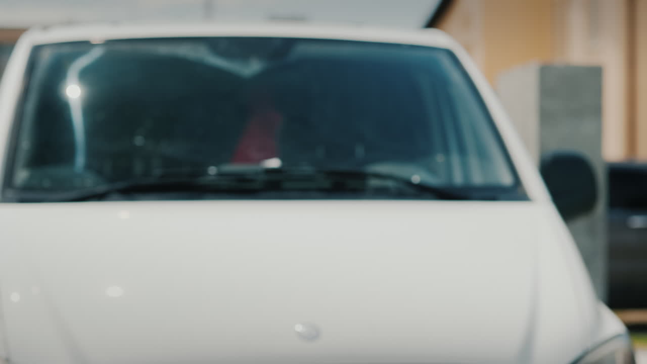 un repartidor entrega paquetes de comida al destinatario