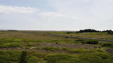 Toma-Aérea-De-Camiones-De-Bajo-Nivel-Sobre-Las-Llanuras-Abiertas-Del-Parque-Nacional-De-Snaefellsnes-En-Islandia