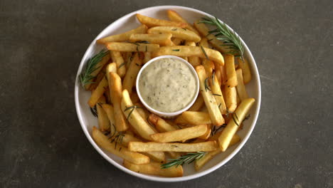 Pommes-Frites-Mit-Sauce-Auf-Dem-Teller