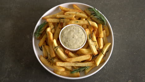 patatas fritas con salsa en plato