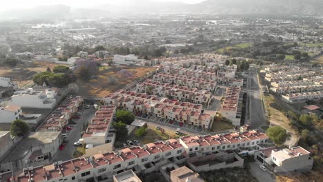 4k-Volando-Hacia-Adelante-Y-Hacia-Atrás-Sobre-Zona-Residencial-En-Alta-California,-México