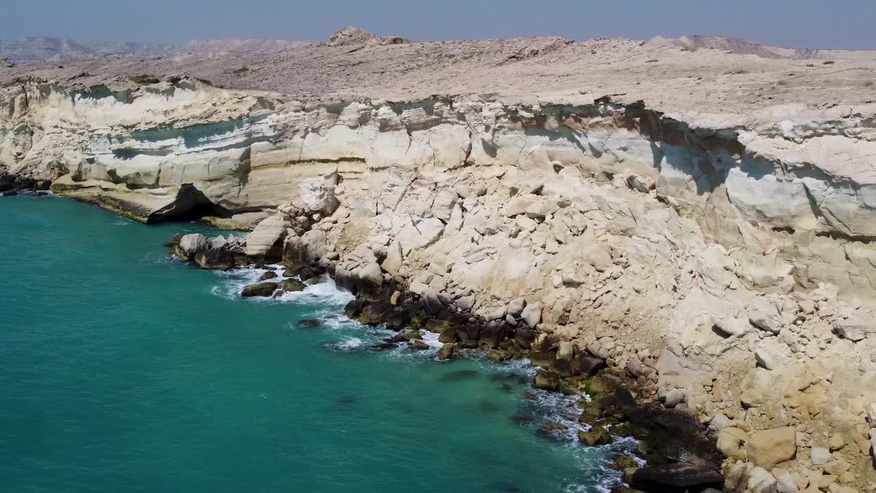 volar sobre el golfo pérsico paisaje marino playa costera natural lado del mar clima isla de hormuz desierto clima tropical irán naturaleza campamento viajar para disfrutar de la playa de arena lado del mar en qatar doha arabia saudita