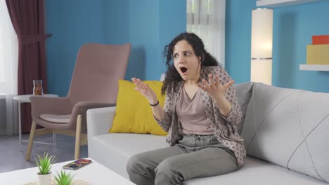 mujer joven mirando a la cámara confundida.