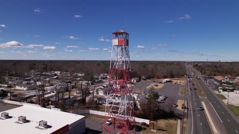 Feuerbeobachtungsturm-Langsamer-Abstieg-Und-Drehung-Um-Den-Turm