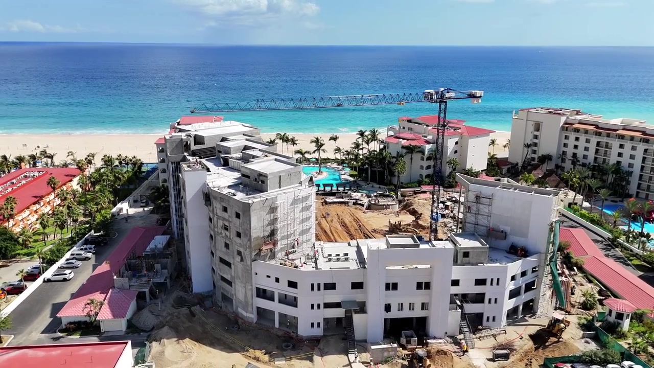 Drone orbitando um projeto de condomínio à beira-mar em San José del Cabo, revelando Palmilla Point, a linha costeira e o Golfo da Califórnia