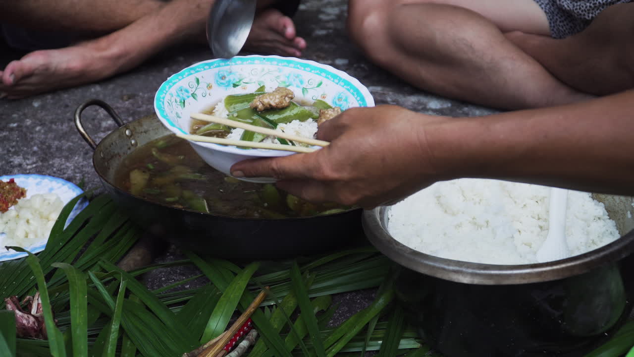 sirviendo comida en la jungla