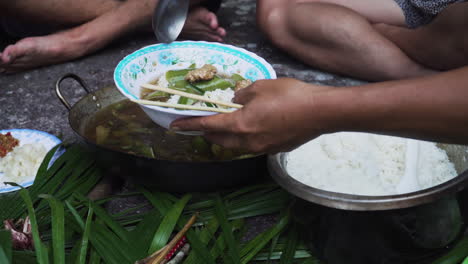 Sirviendo-Comida-En-La-Selva