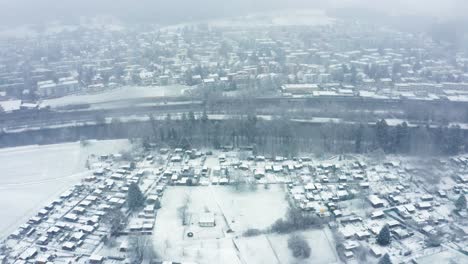 Acercándose-A-Un-Río-En-Un-Entorno-Urbano-Durante-Una-Ventisca-De-Nieve