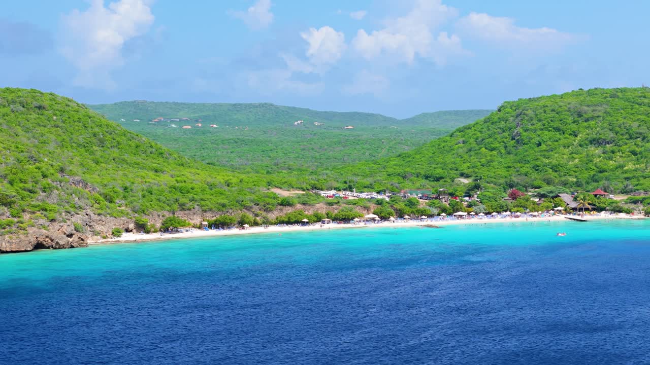 드론은 카리브해의 아름다운 열대 피난 해변을 도는  ⁇ 도를 내려갑니다.