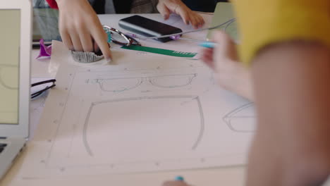 mano a mano equipo creativo lluvia de ideas usando tabletas diseñando gafas de sol viendo diseño 3d en pantalla colaborando en la planificación del desarrollo del proyecto compartiendo ideas en la sala de juntas de la oficina moderna