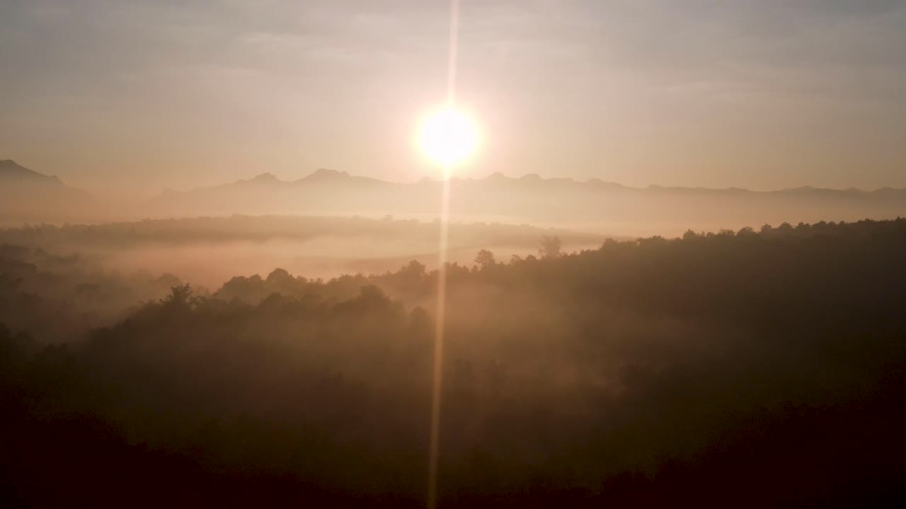 아침 해가 뜨는 공중 드론이 안개와 함께 도이 루앙 치앙 다오 산에 빛나고 있습니다.