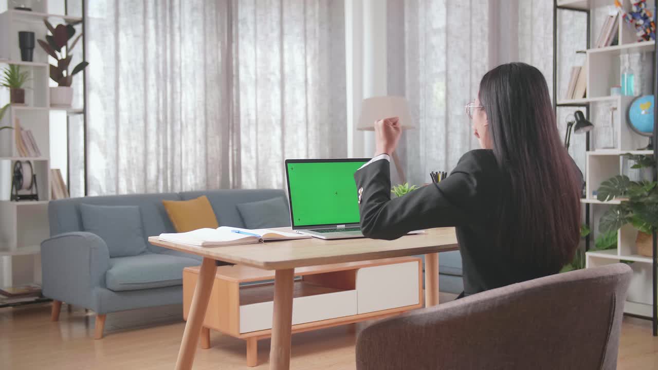 온라인 수업에서 성공을 축하하는 여성