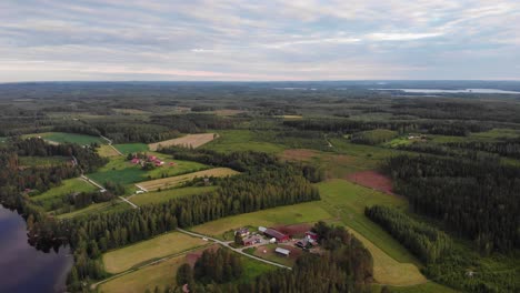 Toma-Aérea-De-La-Campiña-Finlandesa-En-Un-Hermoso-Día-De-Verano