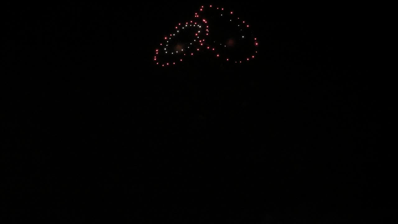 느린 동작의 불꽃놀이 반지 쇼