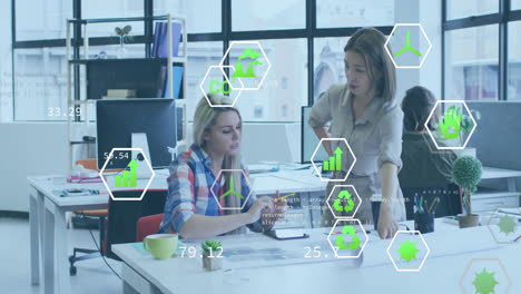 animación de iconos de procesamiento de datos y ecología sobre diversos colegas discutiendo el trabajo en la oficina