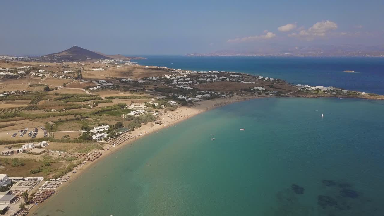 amplia toma de drones de la playa dorada en la isla de paros, grecia