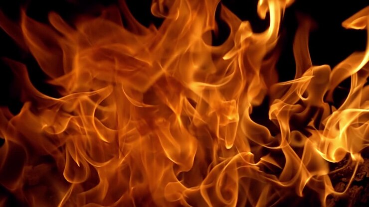 Fiamme su sfondo nero al rallentatore