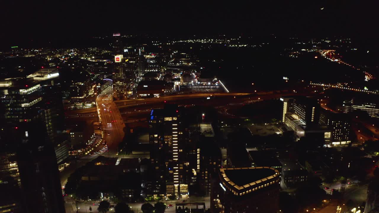 조지아 주 애틀랜타 시내에서 자동차와 함께 천천히 날아다니는 드론 촬영