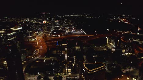 Disparo-De-Un-Dron-Volando-Lentamente-Sobre-El-Centro-De-Atlanta,-Georgia,-Con-Coches-Debajo