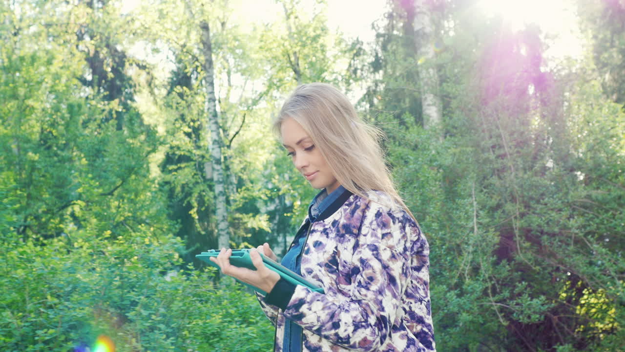 mujer atractiva caminando por la ciudad disfruta de una tableta prores 422 de 10 bits