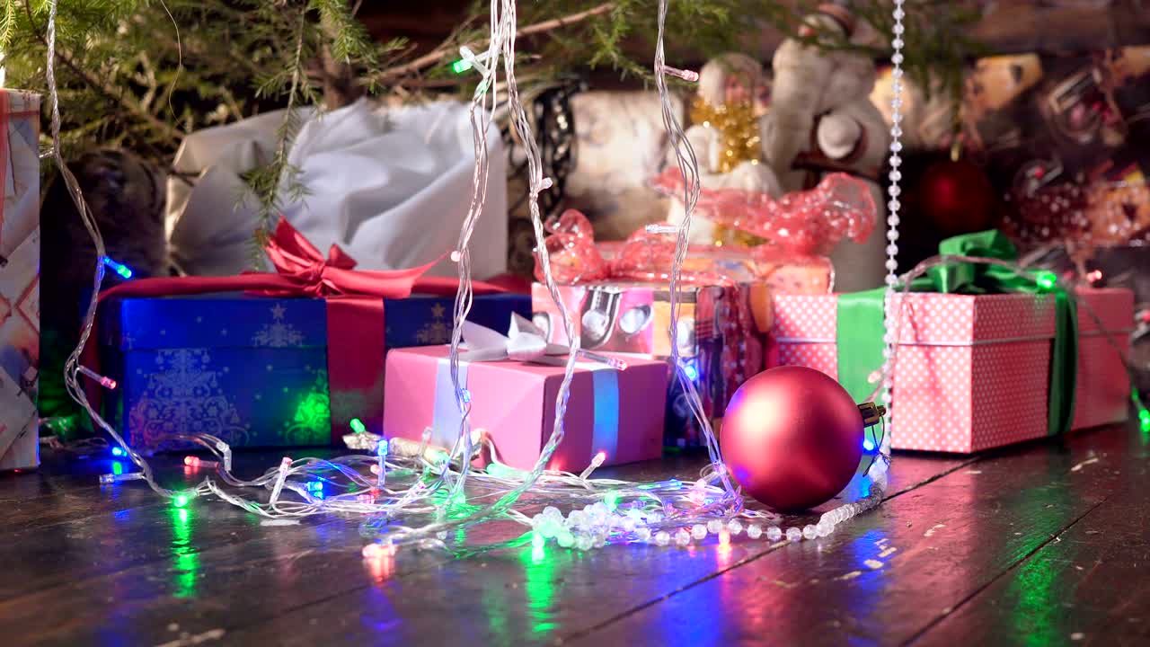 gato cerca del árbol de navidad y regalos
