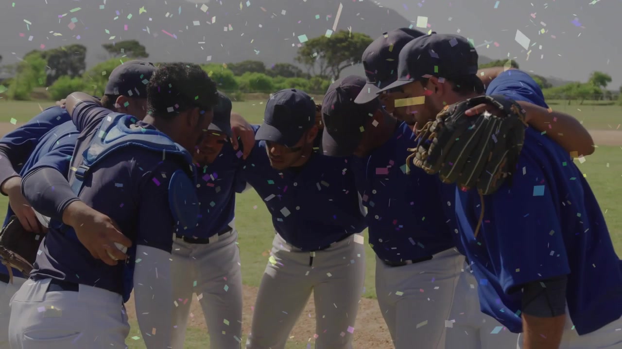 Squadra di baseball che si riunisce in cerchio sul campo interno, con il leader che si rivolge al gruppo sotto una cascata di coriandoli e tra gli applausi.