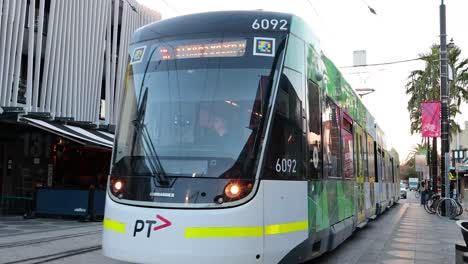 el tranvía se mueve a través del muelle de st kilda en melbourne.