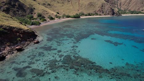 Acercándose-A-La-Hermosa-Isla-De-Komodo-Indonesia