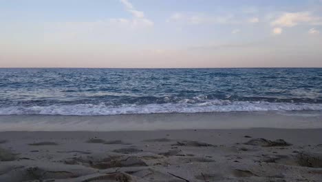 Hermosas-Olas,-Playa-En-Possidi,-Grecia
