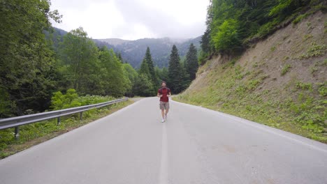un turista caminando por el bosque, feliz y agradable.