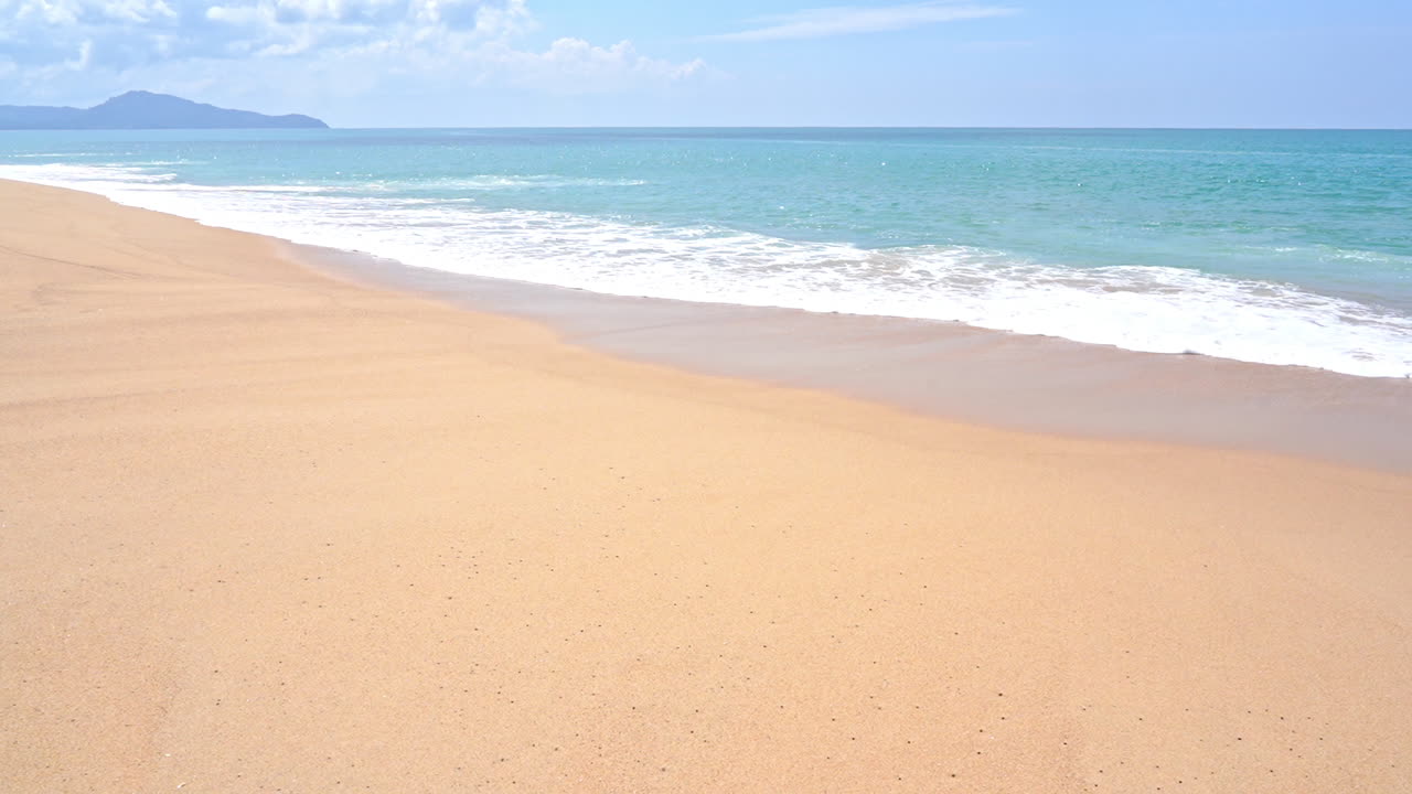 모래사장 가장자리를 따라 흐르는 슬로우모션 파도