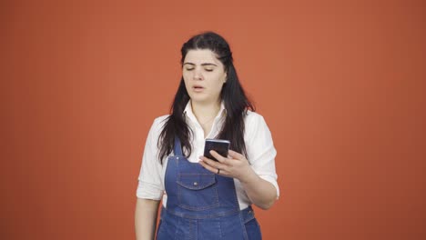 La-Mujer-Que-No-Puede-Usar-La-Aplicación-En-El-Teléfono.