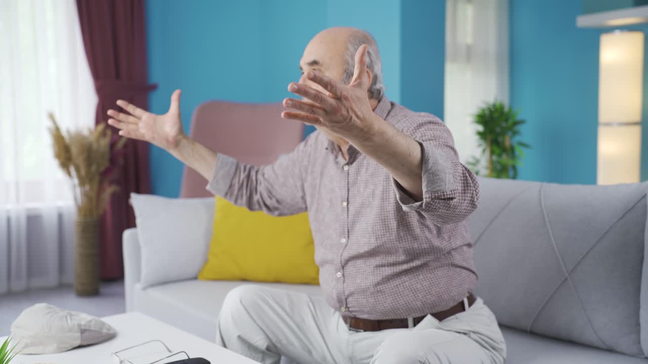 짜증나는  ⁇ 은이는 그가 들은 소식에 화를 내고 있습니다.