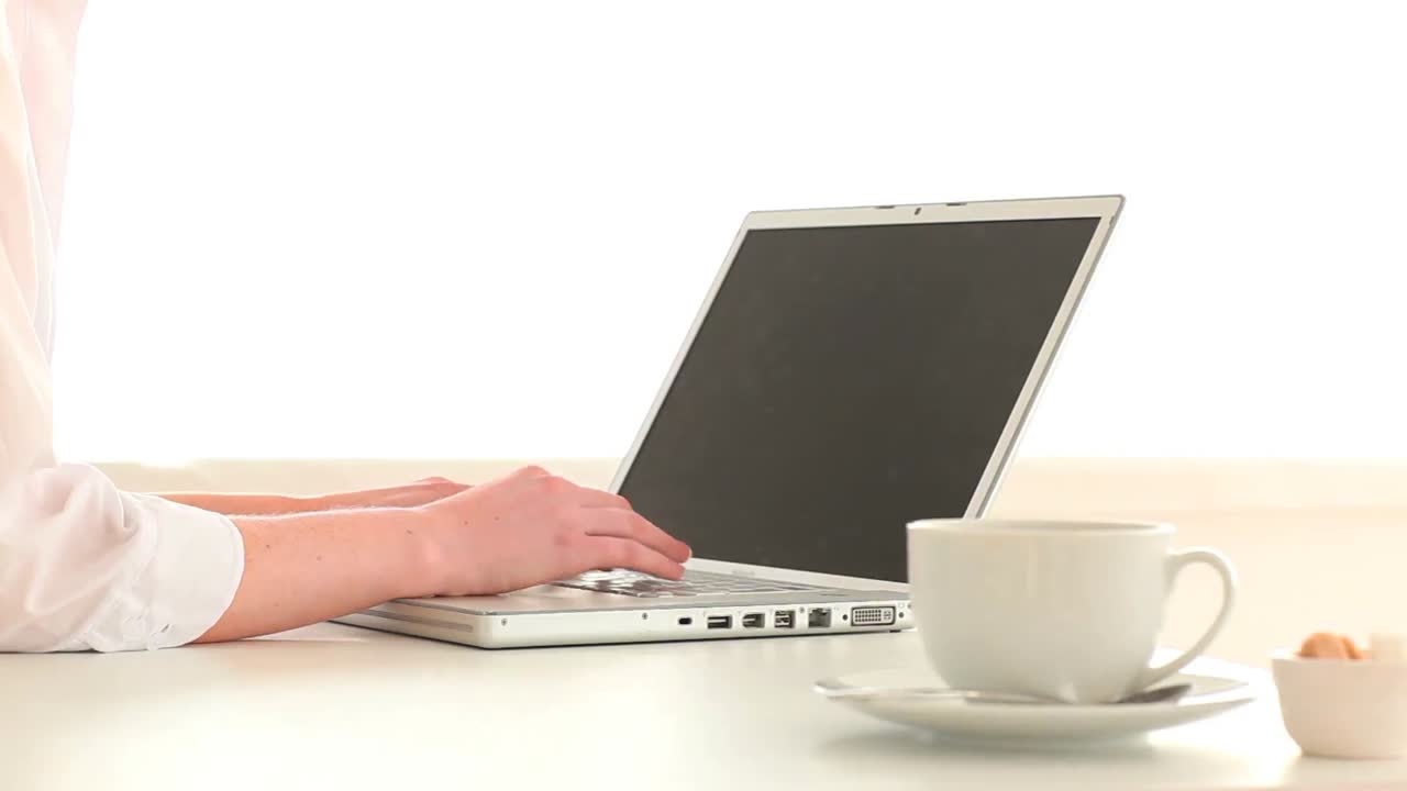 노트북으로 채팅하는 여자