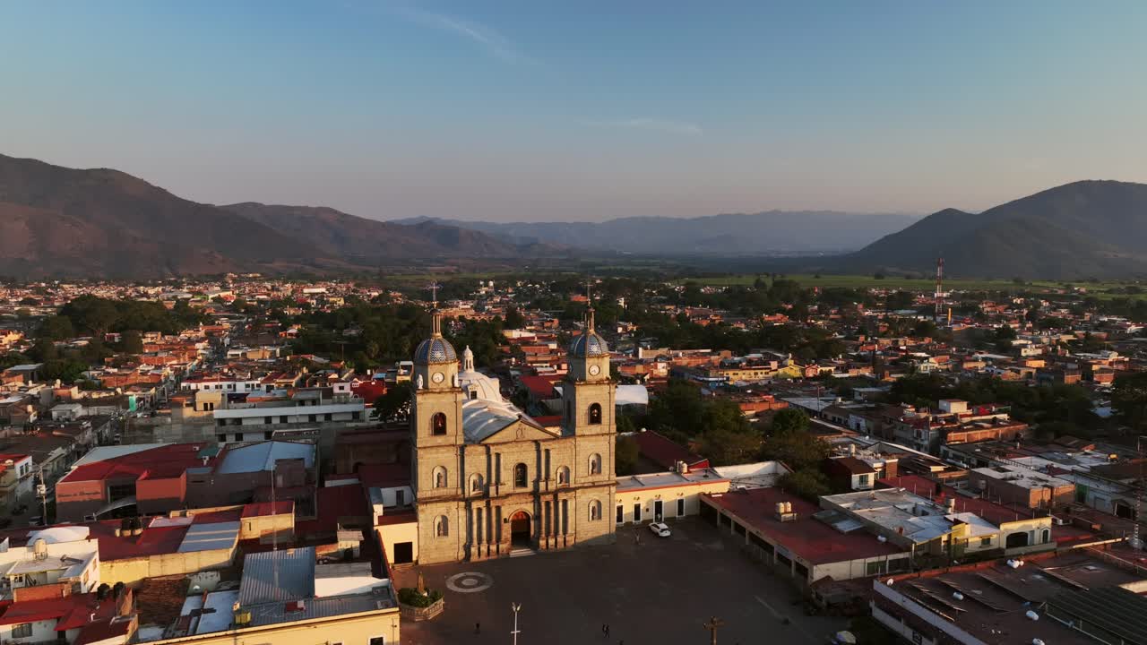 vista pacífica del paisaje urbano de tuxpan con la iglesia parroquial en jalisco, méxico