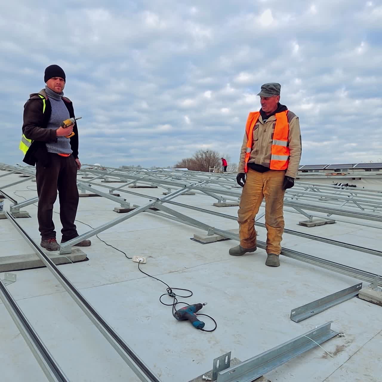 trabajadores que instalan paneles solares