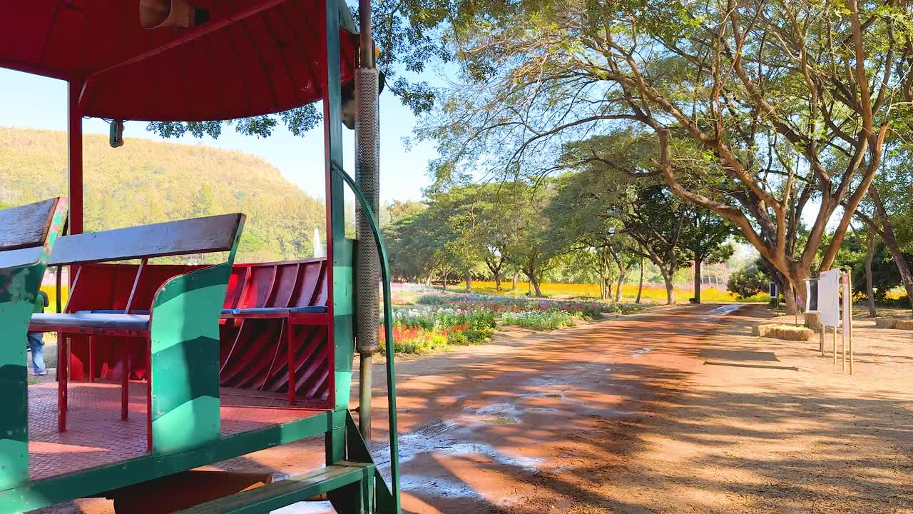 jardín colorido con una vista de tranvía en movimiento